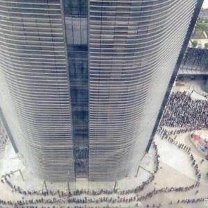 腾讯4000员工抢红包 从39楼一路排到大厦外